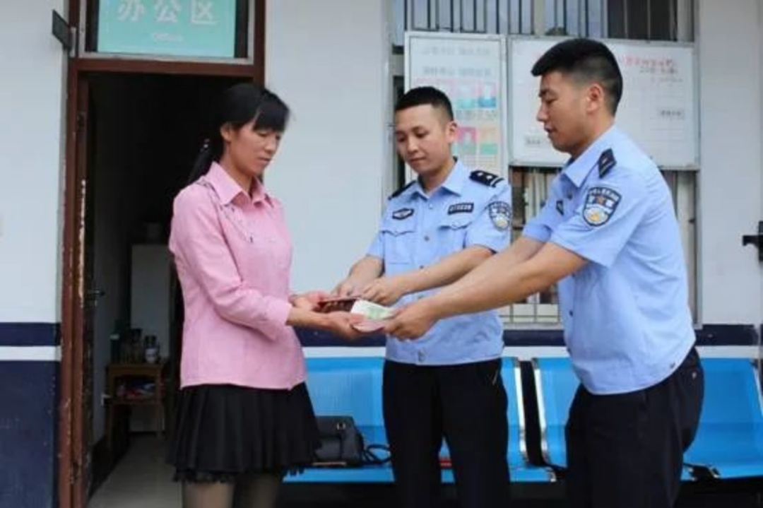 他用身体挡住尖刀！母亲心碎：“傻儿子，咋不知道躲呢？”