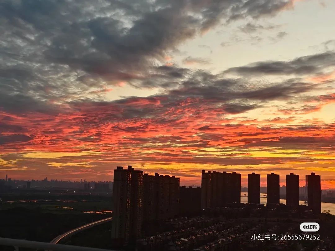 今早武汉上空骤然出现！不少网友直呼“世纪一幕”