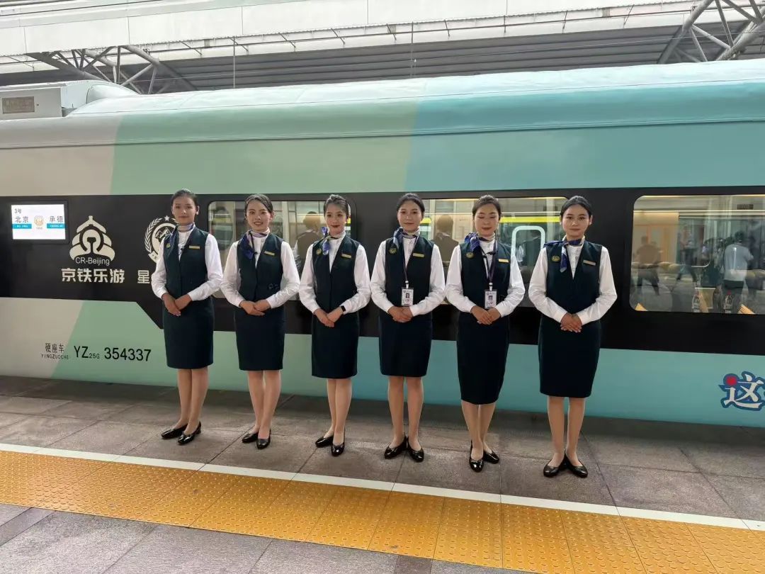 移动观景客厅!京津冀首趟观光旅游列车启程 移动观景客厅!京津冀首趟观光旅游列车启程