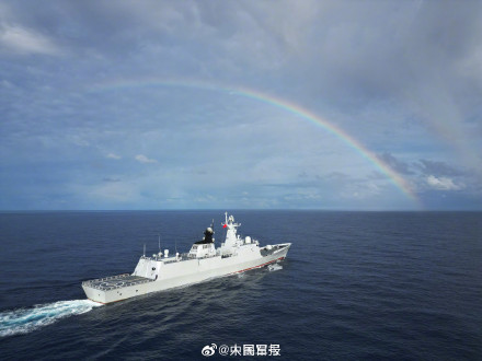 超硬核！战舰劈波斩浪与彩虹同框