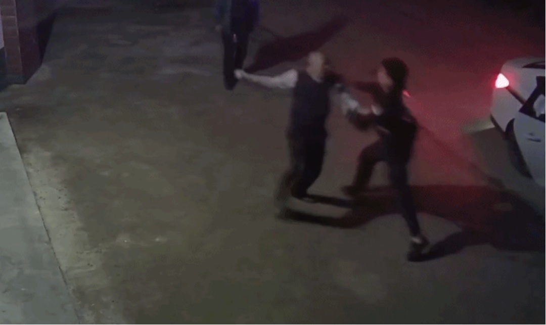 他用身体挡住尖刀！母亲心碎：“傻儿子，咋不知道躲呢？”