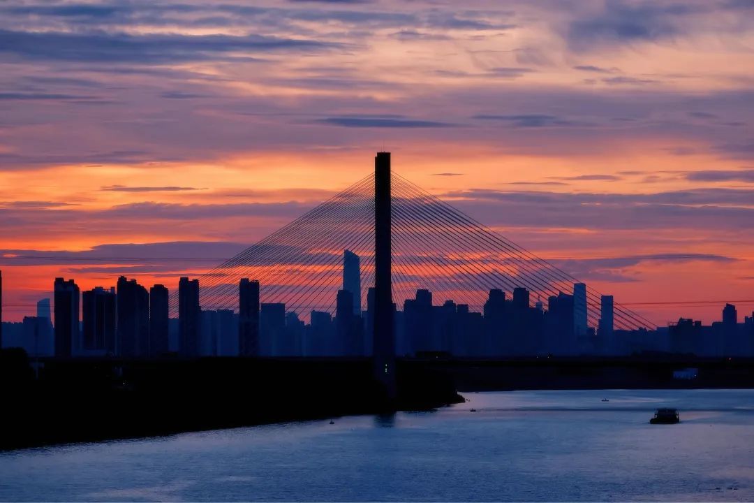 今早武汉上空骤然出现！不少网友直呼“世纪一幕”