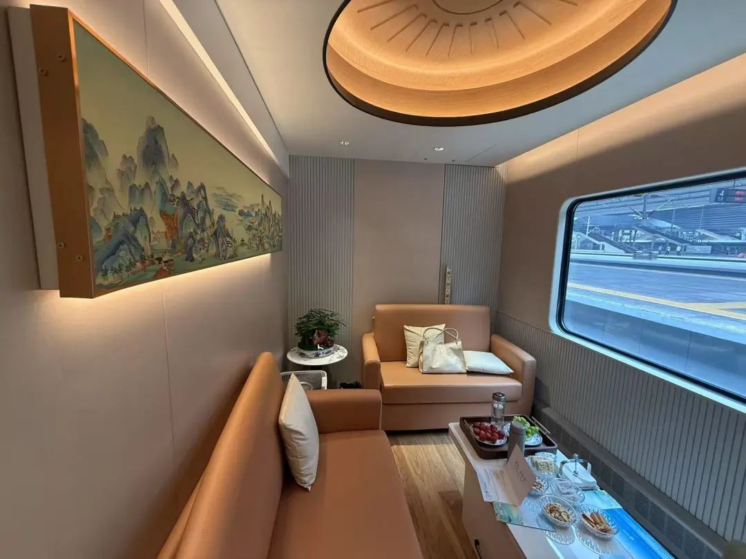 移动观景客厅!京津冀首趟观光旅游列车启程 移动观景客厅!京津冀首趟观光旅游列车启程