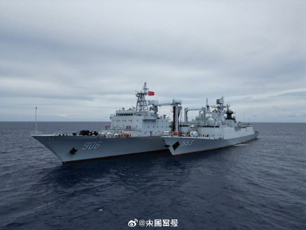 超硬核！战舰劈波斩浪与彩虹同框