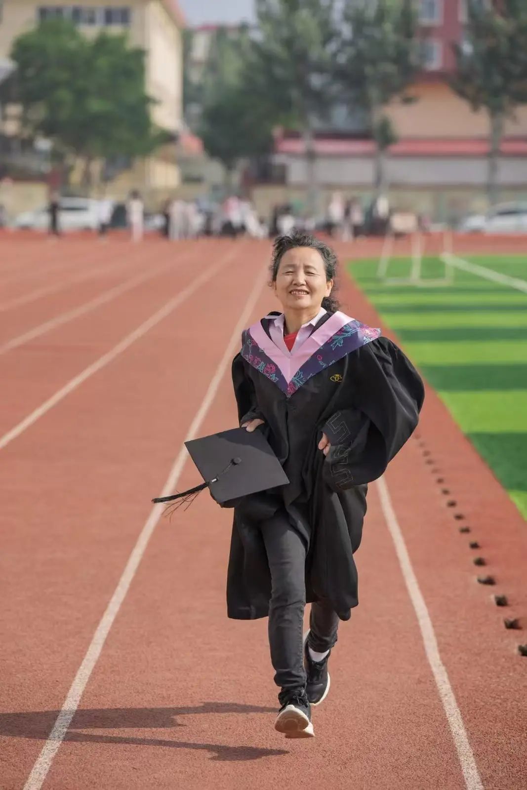 考研过线、收到两份工作offer……55岁“银发学姐”圆梦了! 考研过线、收到两份工作offer……55岁“银发学姐”圆梦了!