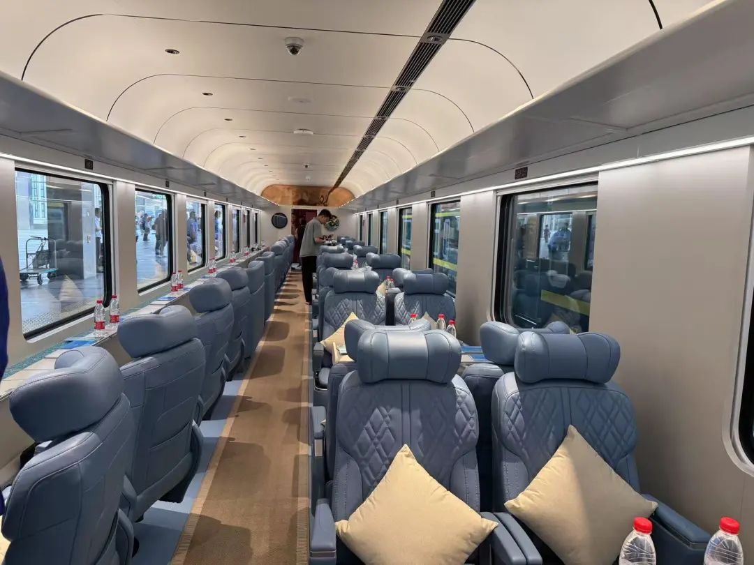 移动观景客厅!京津冀首趟观光旅游列车启程 移动观景客厅!京津冀首趟观光旅游列车启程