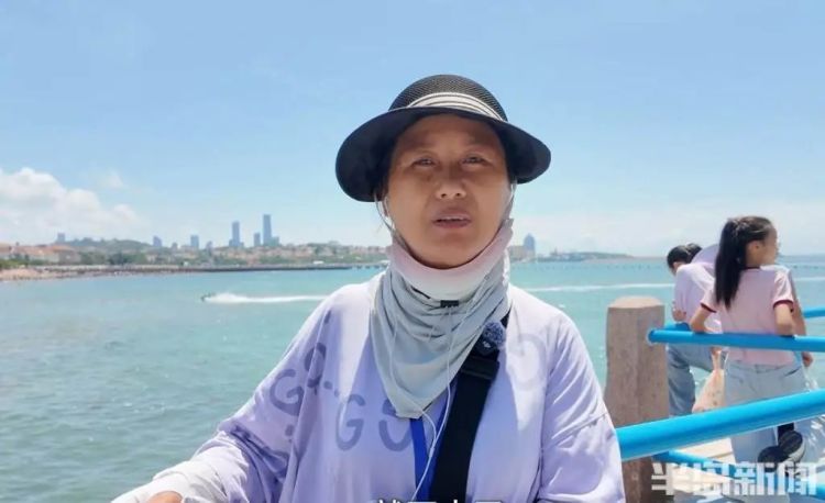 青岛栈桥附近,女孩落水挣扎起伏!57岁“玉米姐”跳海1分钟拽回 青岛栈桥附近,女孩落水挣扎起伏!57岁“玉米姐”跳海1分钟拽回