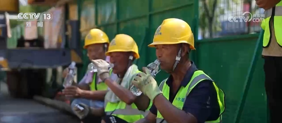 数措并举施“凉策” 多地应对高温“烤”验为户外劳动者撑起“遮阳伞”