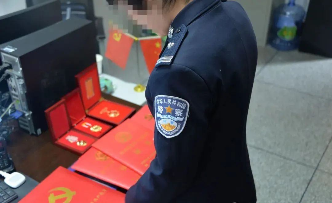 750余克毒品、2支满弹手枪……她按住了! 750余克毒品、2支满弹手枪……她按住了!