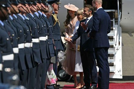 马克龙抵达英国，威廉王子与凯特王妃接机