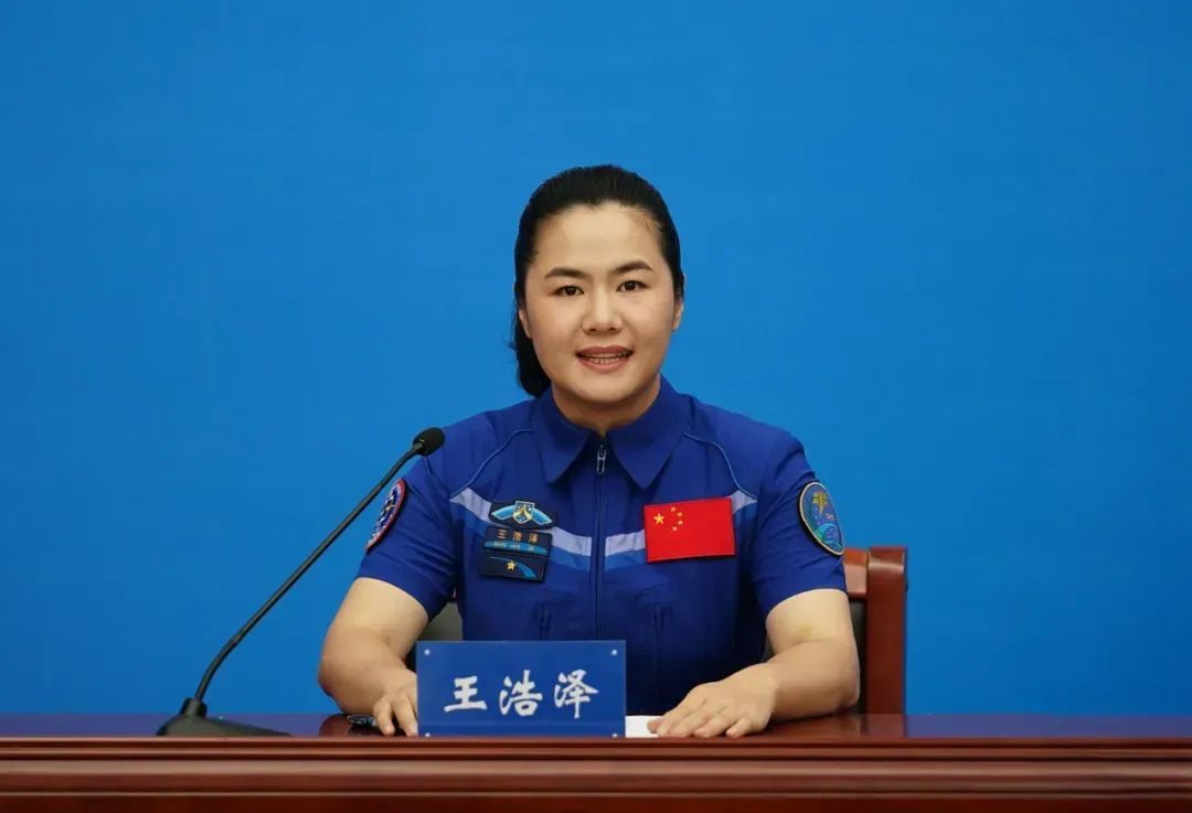 神十九航天员太空归来后首次公开亮相 神十九航天员太空归来后首次公开亮相