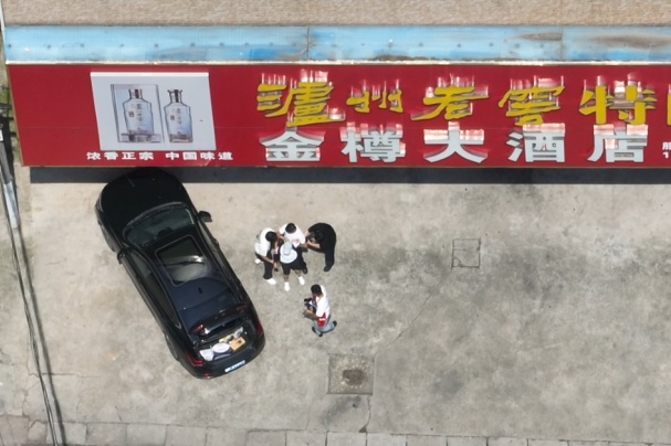 现金交接现场，警察一把按住嫌疑人……