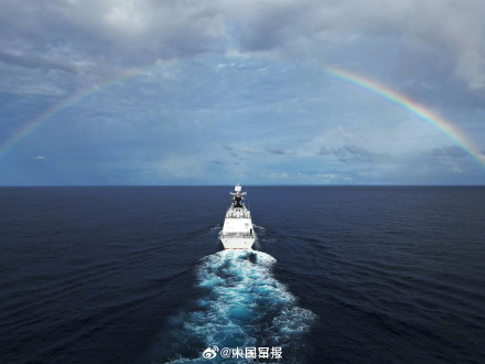 超硬核！战舰劈波斩浪与彩虹同框