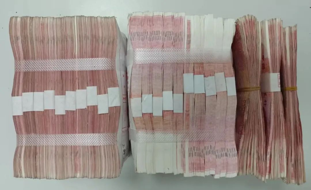 现金交接现场，警察一把按住嫌疑人……