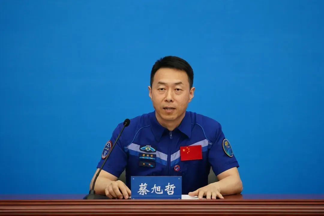 神十九航天员太空归来后首次公开亮相 神十九航天员太空归来后首次公开亮相