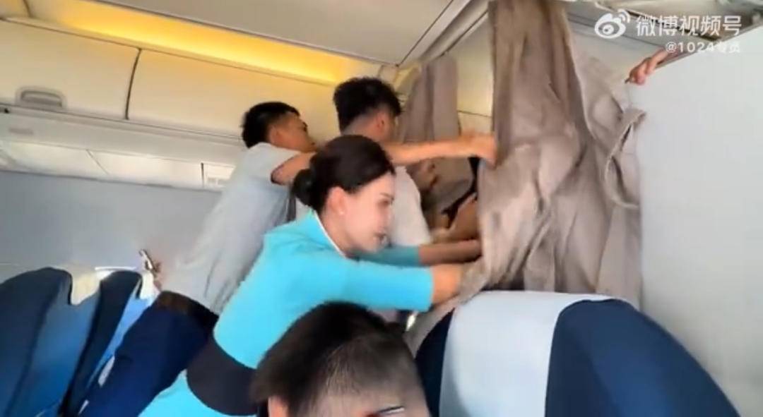 演员坐飞机遇私生粉硬闯头等舱,律师:危害航空安全,严重可拘留 演员坐飞机遇私生粉硬闯头等舱,律师:危害航空安全,严重可拘留