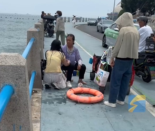 为栈桥“玉米阿姨”点赞!57岁刘玉荣纵身一跃救下落水女游客 为栈桥“玉米阿姨”点赞!57岁刘玉荣纵身一跃救下落水女游客