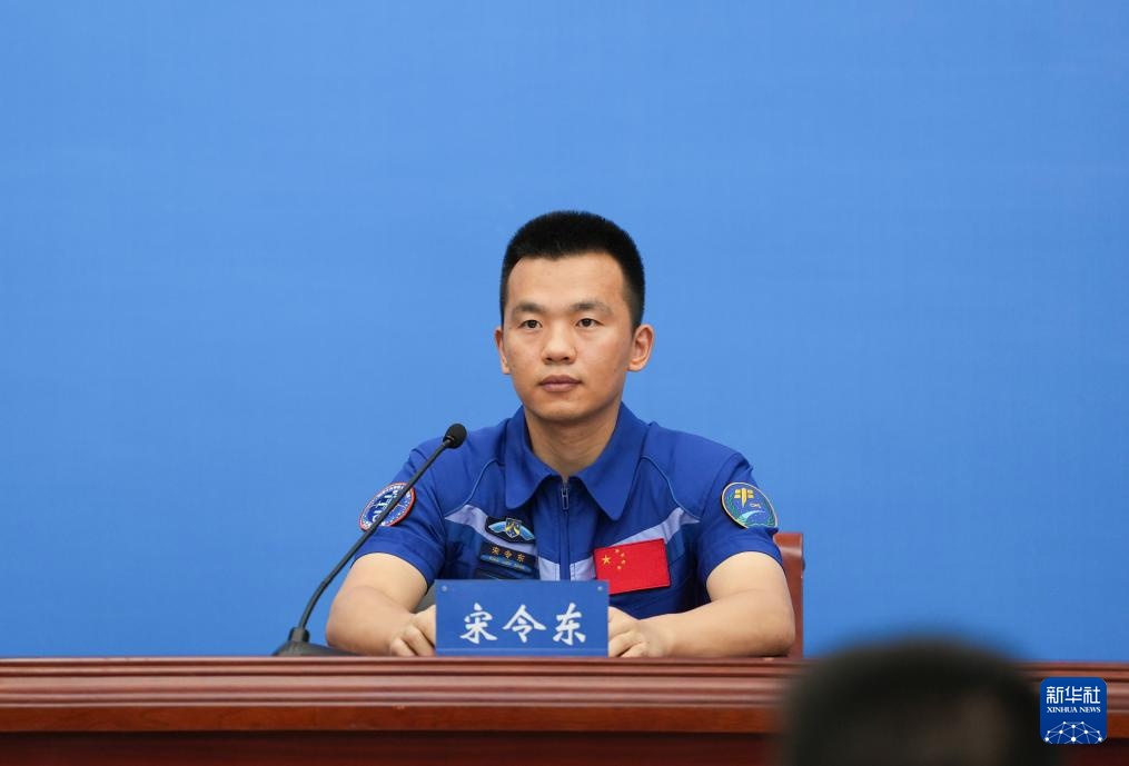 神十九航天员太空归来后首次公开亮相