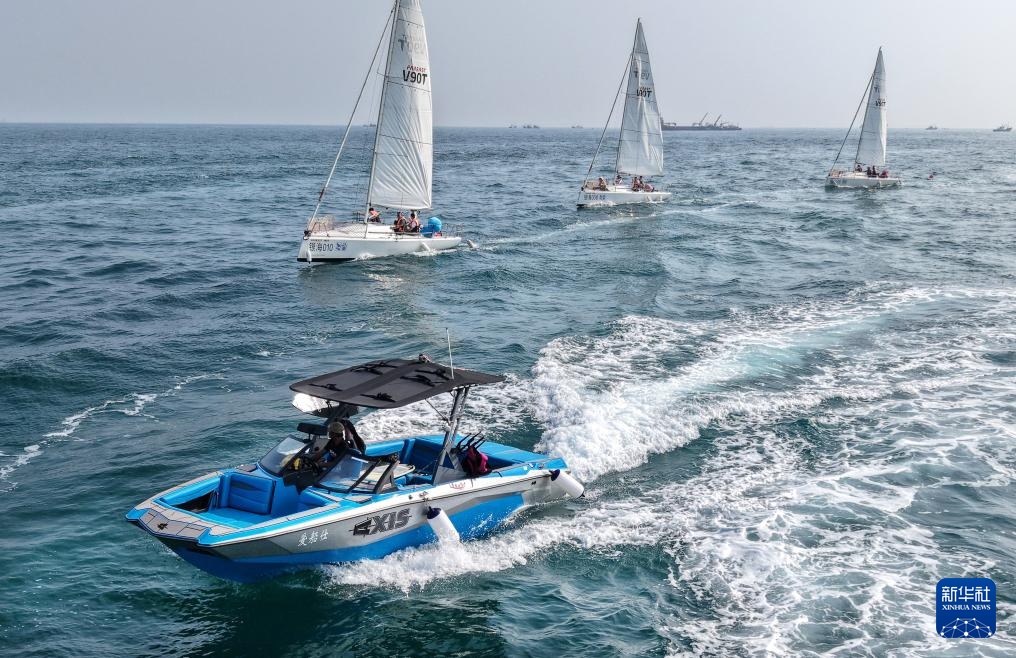新华全媒+丨山东青岛举行海上巡游迎接中国航海日 新华全媒+丨山东青岛举行海上巡游迎接中国航海日