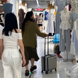 最低19元,杭州这里卖爆了!湖南姑娘特意坐高铁赶来,“便宜一半都不止…” 最低19元,杭州这里卖爆了!湖南姑娘特意坐高铁赶来,“便宜一半都不止…”