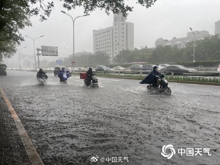 今晨北京大部出现降雨不利早高峰出行 白天仍有阵雨或雷阵雨