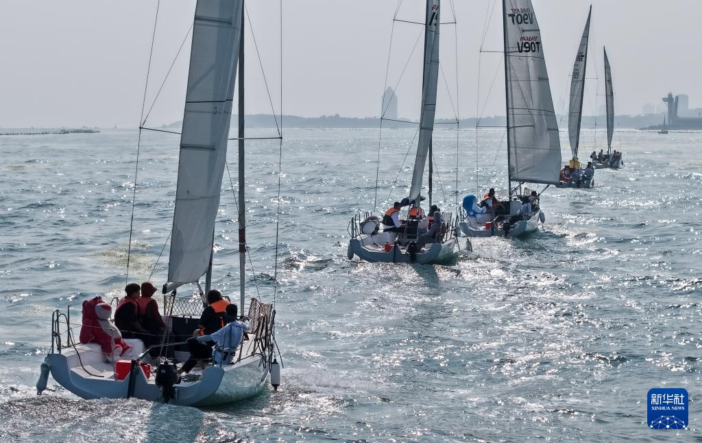 新华全媒+丨山东青岛举行海上巡游迎接中国航海日 新华全媒+丨山东青岛举行海上巡游迎接中国航海日