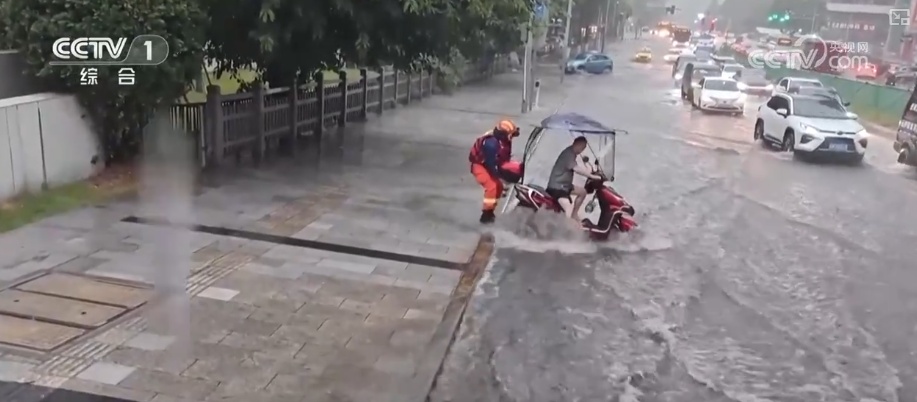 风雨中逆行身影守护平安 多方协同抢险救援保障群众生命财产安全 风雨中逆行身影守护平安 多方协同抢险救援保障群众生命财产安全