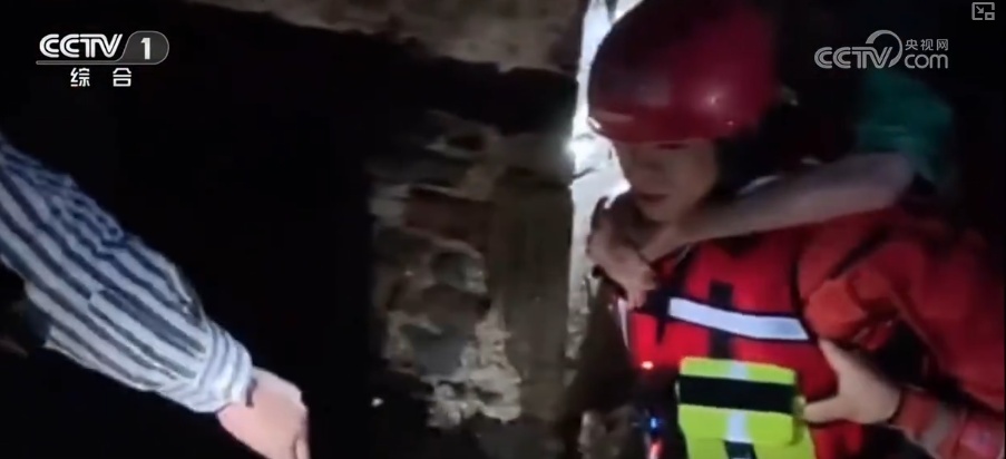 风雨中逆行身影守护平安 多方协同抢险救援保障群众生命财产安全 风雨中逆行身影守护平安 多方协同抢险救援保障群众生命财产安全