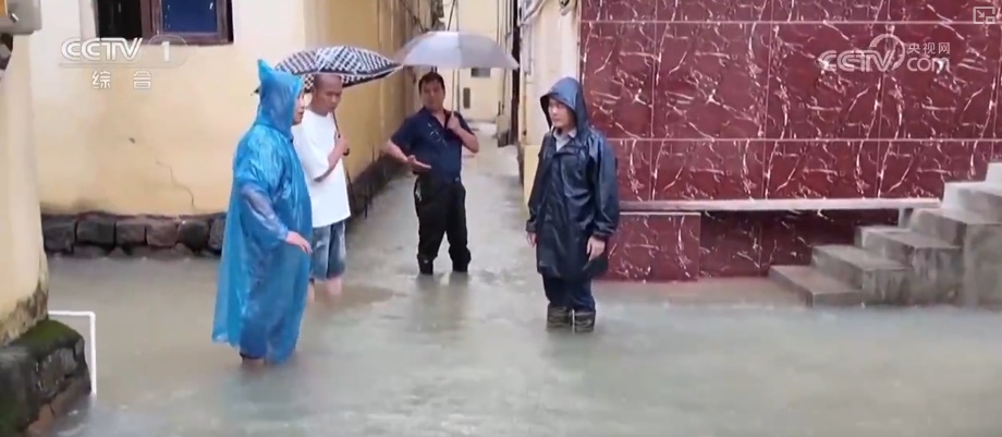 风雨中逆行身影守护平安 多方协同抢险救援保障群众生命财产安全 风雨中逆行身影守护平安 多方协同抢险救援保障群众生命财产安全