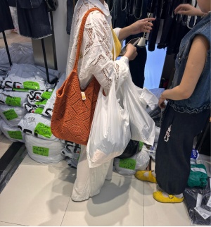 最低19元,杭州这里卖爆了!湖南姑娘特意坐高铁赶来,“便宜一半都不止…” 最低19元,杭州这里卖爆了!湖南姑娘特意坐高铁赶来,“便宜一半都不止…”