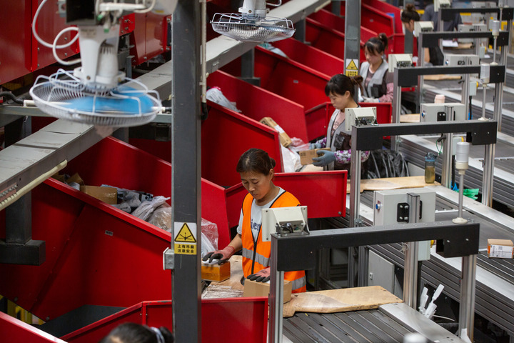 连续5年破千亿!快递业务再提速彰显巨大消费潜能 连续5年破千亿!快递业务再提速彰显巨大消费潜能