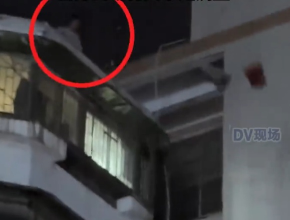 广州一男子深夜高空抛物,有路人险被砸中 广州一男子深夜高空抛物,有路人险被砸中
