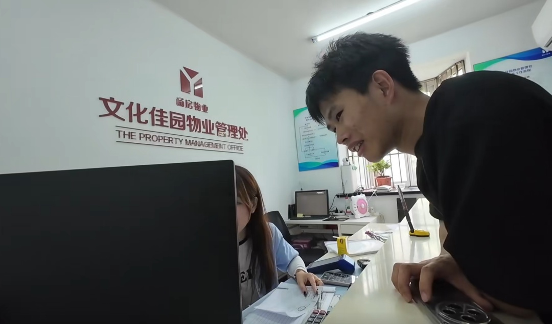 小伙在《爱情公寓》上海取景地打卡，一脚下去赶紧去自首！结局没料到
