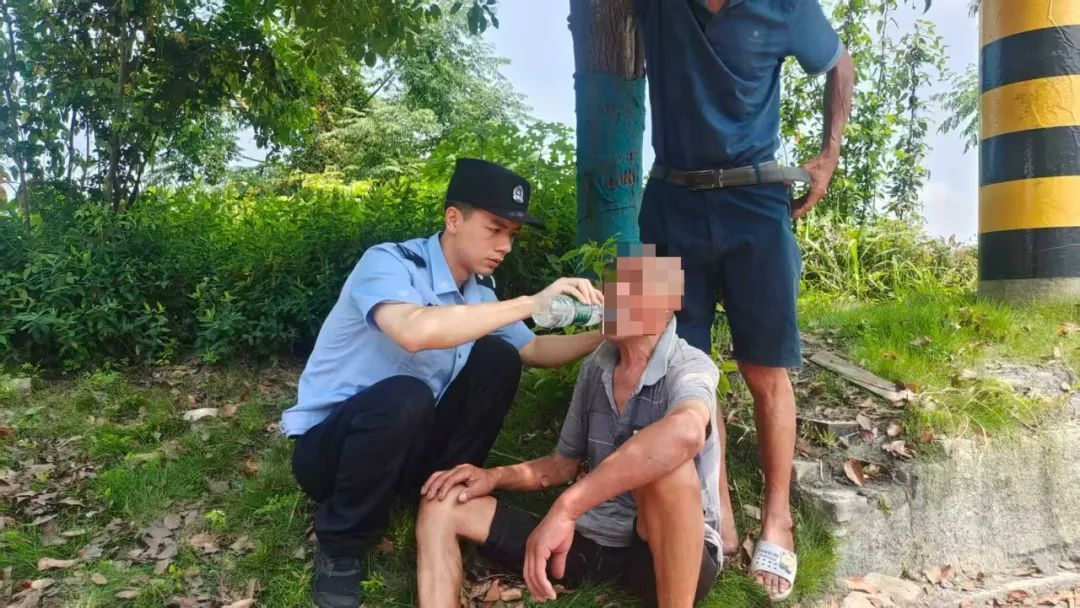 热热热！老人中暑晕倒路边，幸亏有他们……