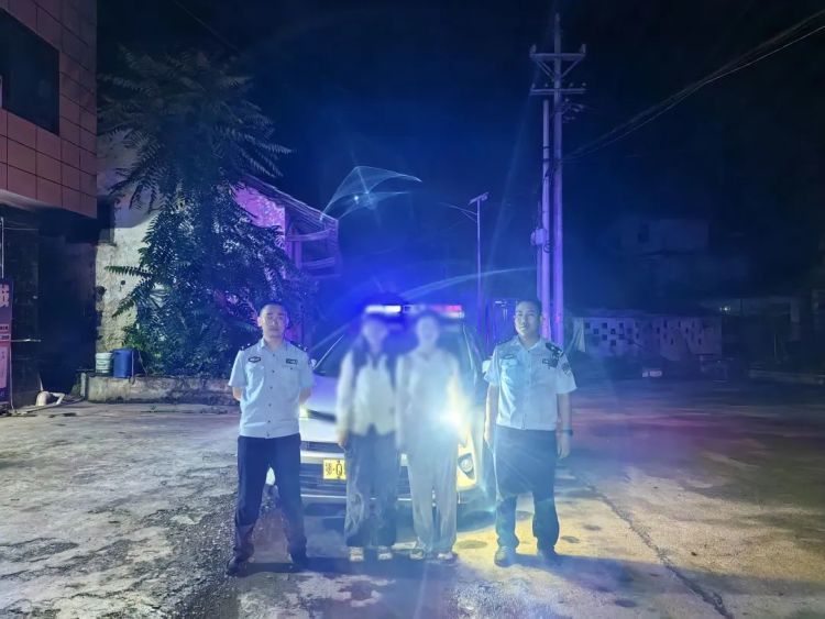 两女子探险清江古河床被困,警方徒步5小时救援 两女子探险清江古河床被困,警方徒步5小时救援