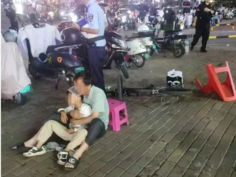 8岁小孩遭醉汉用椅子砸头,“要做开颅手术” 8岁小孩遭醉汉用椅子砸头,“要做开颅手术”