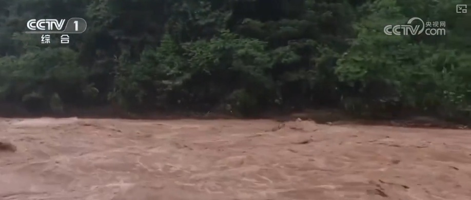 风雨中逆行身影守护平安 多方协同抢险救援保障群众生命财产安全 风雨中逆行身影守护平安 多方协同抢险救援保障群众生命财产安全