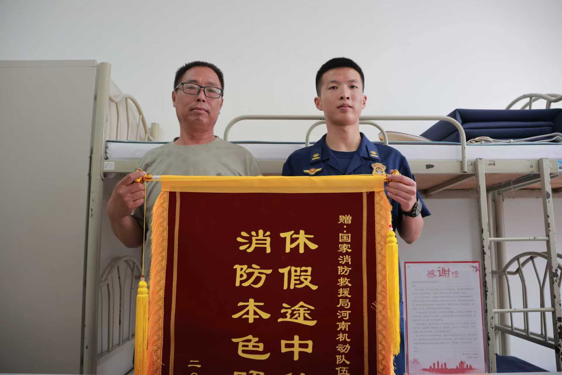 00后消防员赶考途中挺身救火！“考试可以耽误，但人命和财产安全耽误不得”