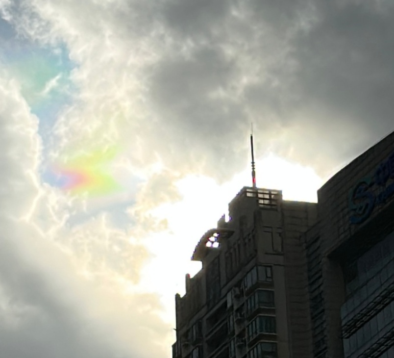 大到暴雨!市区已被预警包围……上海出现“奇景”!多人拍下这一幕,专家解释→ 大到暴雨!市区已被预警包围……上海出现“奇景”!多人拍下这一幕,专家解释→