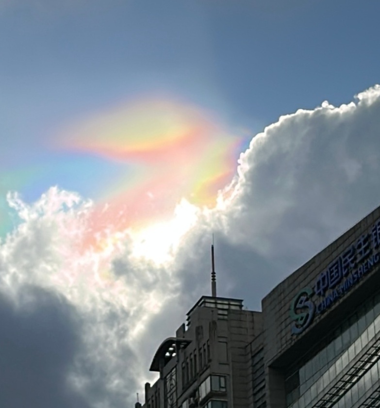 大到暴雨!市区已被预警包围……上海出现“奇景”!多人拍下这一幕,专家解释→ 大到暴雨!市区已被预警包围……上海出现“奇景”!多人拍下这一幕,专家解释→