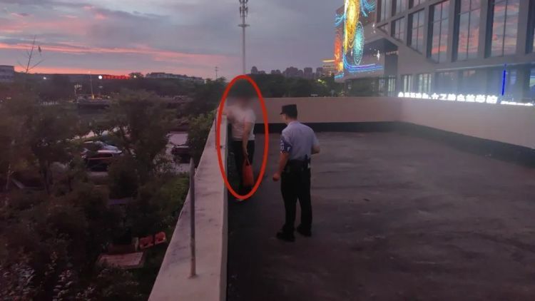 果断报警！小孩哥“立功”了！