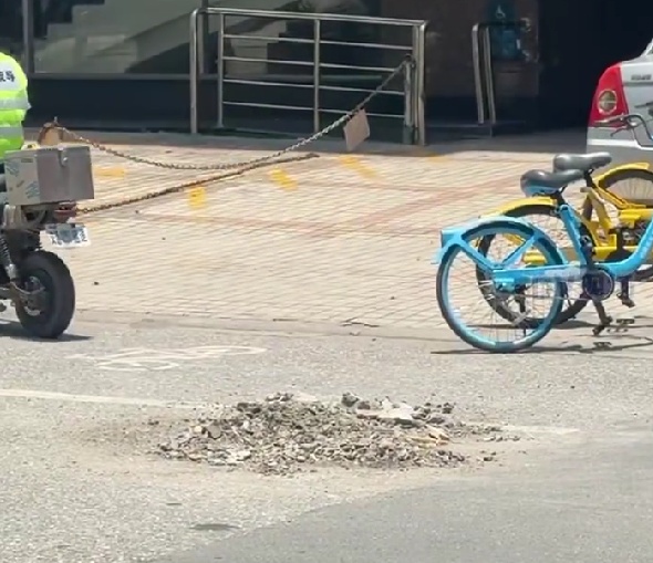 广州一男子深夜高空抛物,有路人险被砸中 广州一男子深夜高空抛物,有路人险被砸中