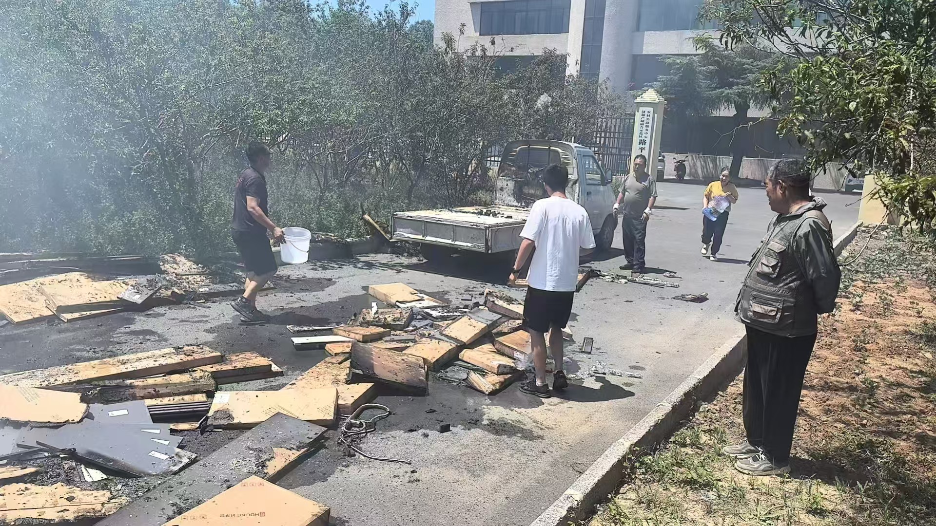 00后消防员赶考途中挺身救火！“考试可以耽误，但人命和财产安全耽误不得”