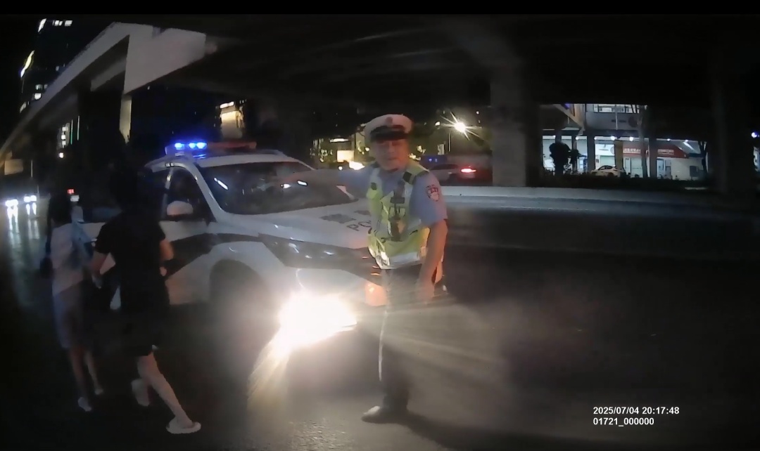 8岁女孩深夜口吐鲜血,武汉交警紧急出动 8岁女孩深夜口吐鲜血,武汉交警紧急出动