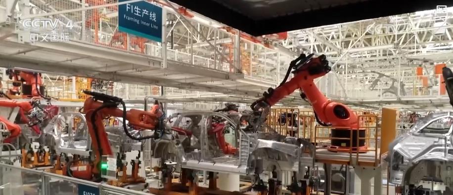 中国新能源汽车跑出“加速度” 汽车产业活力持续释放