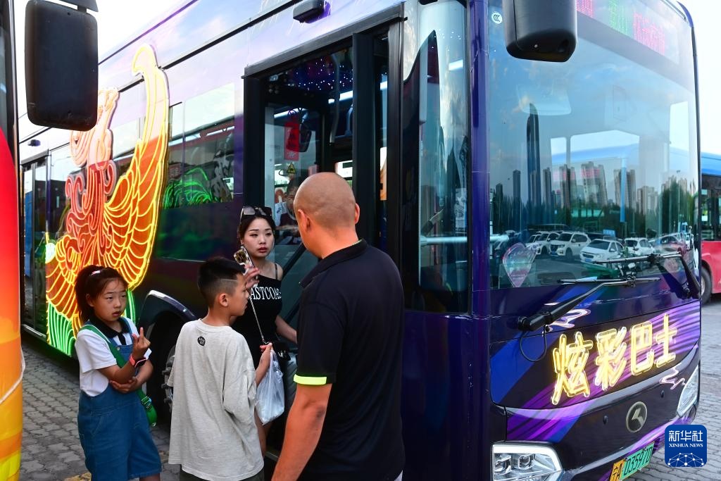 “炫彩巴士”亮相银川