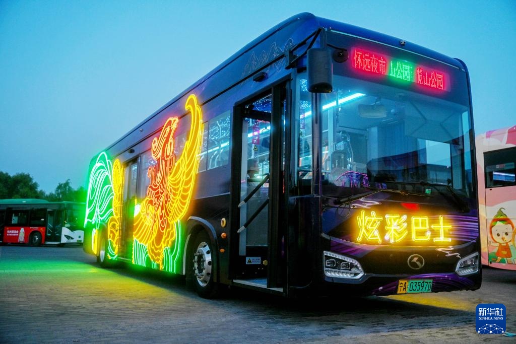 “炫彩巴士”亮相银川
