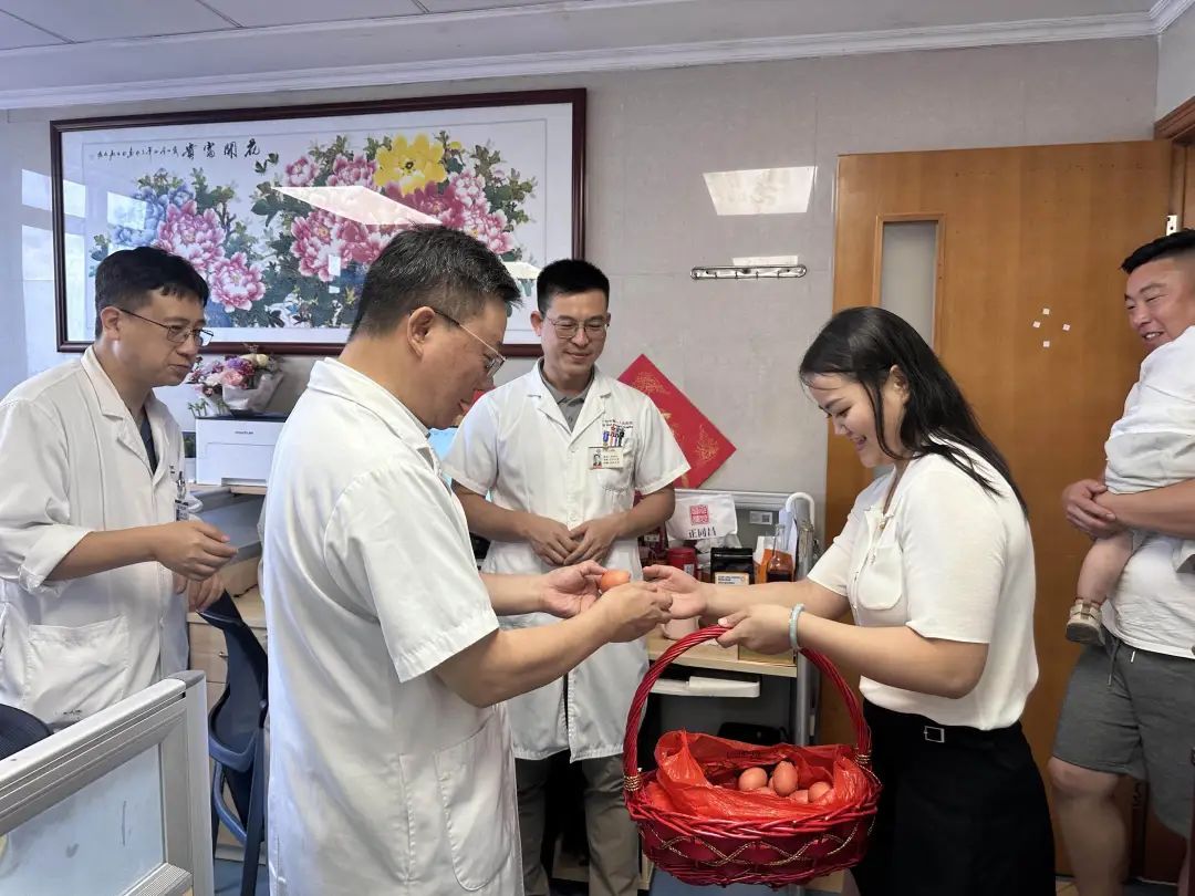 两筐红鸡蛋,一段救命情!再障妈妈带“奇迹宝宝”回医院送红蛋 两筐红鸡蛋,一段救命情!再障妈妈带“奇迹宝宝”回医院送红蛋