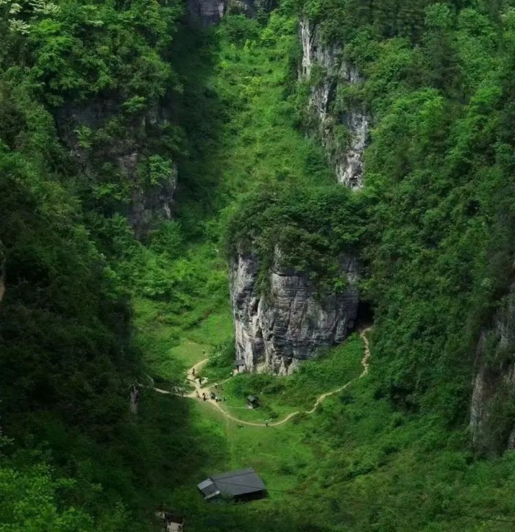 两女子探险清江古河床被困,警方徒步5小时救援 两女子探险清江古河床被困,警方徒步5小时救援