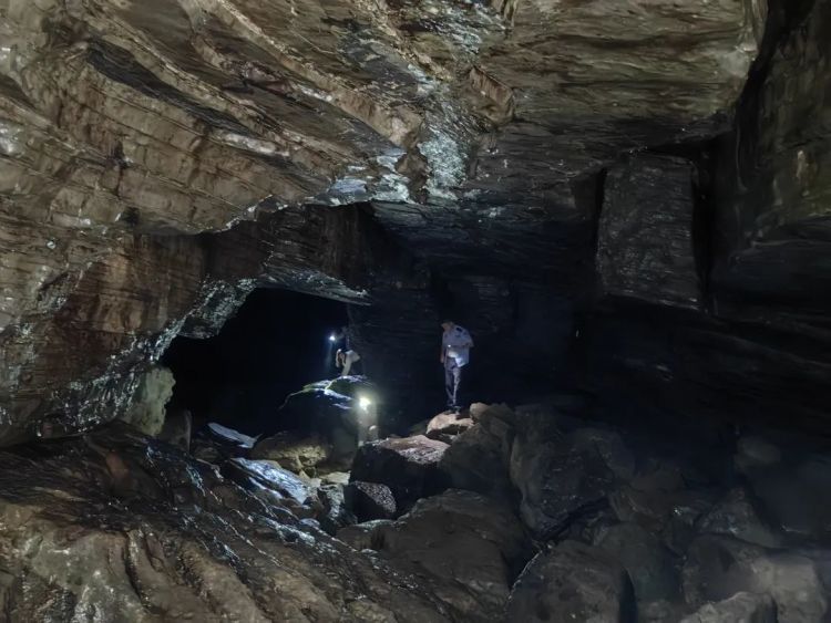 两女子探险清江古河床被困,警方徒步5小时救援 两女子探险清江古河床被困,警方徒步5小时救援